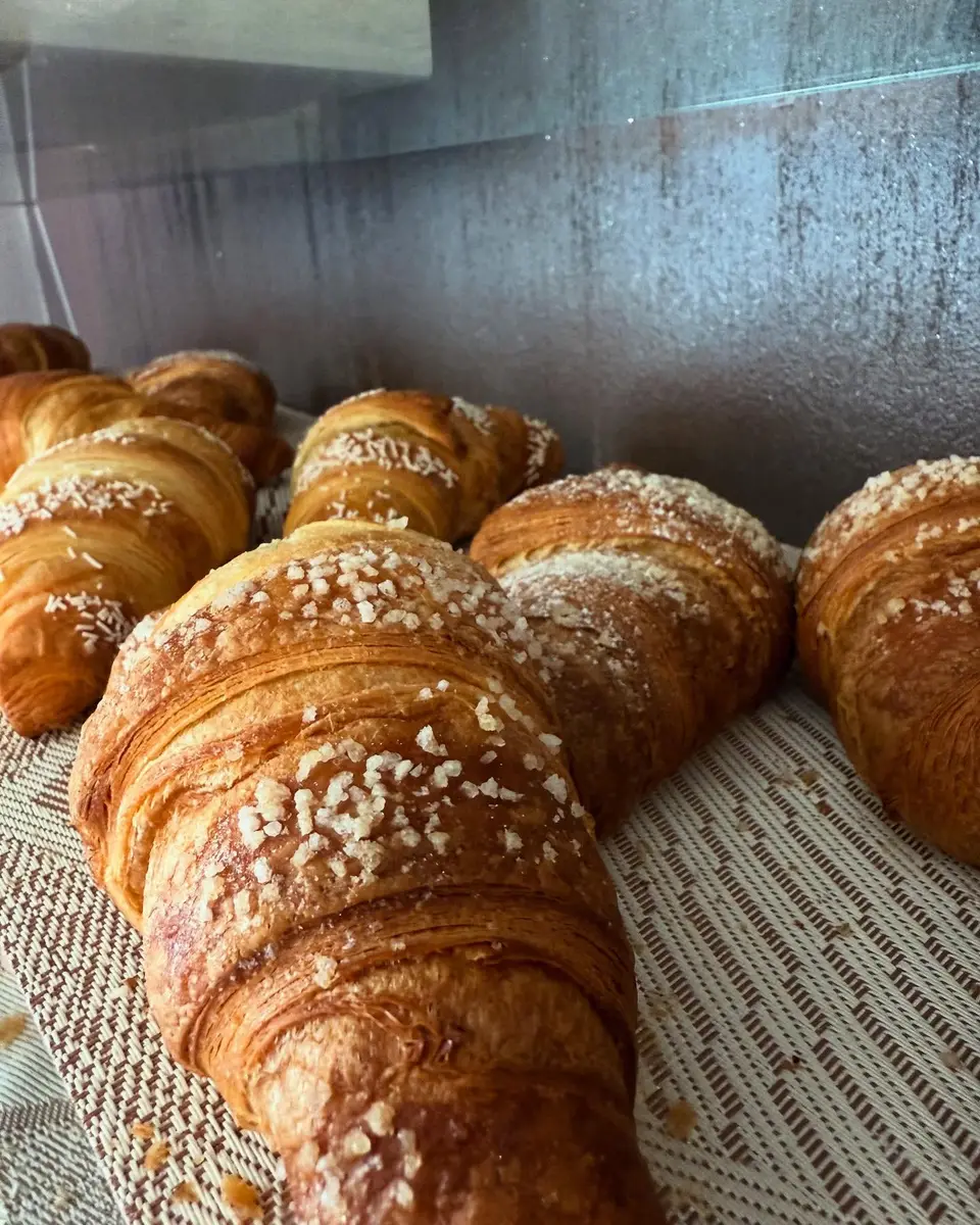 Cornetti con granella di zucchero in vetrina