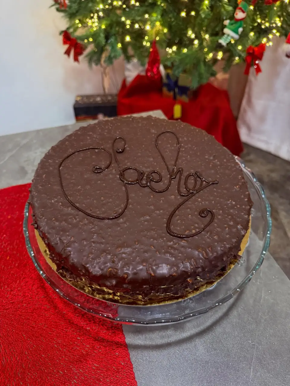 Torta Sacher al cioccolato su un runner rosso